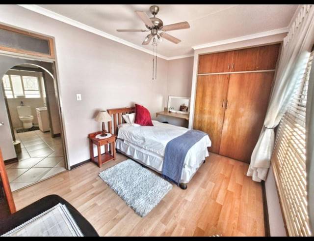 6 BEDROOM FREESTANDING FOR SALE IN MULBARTON